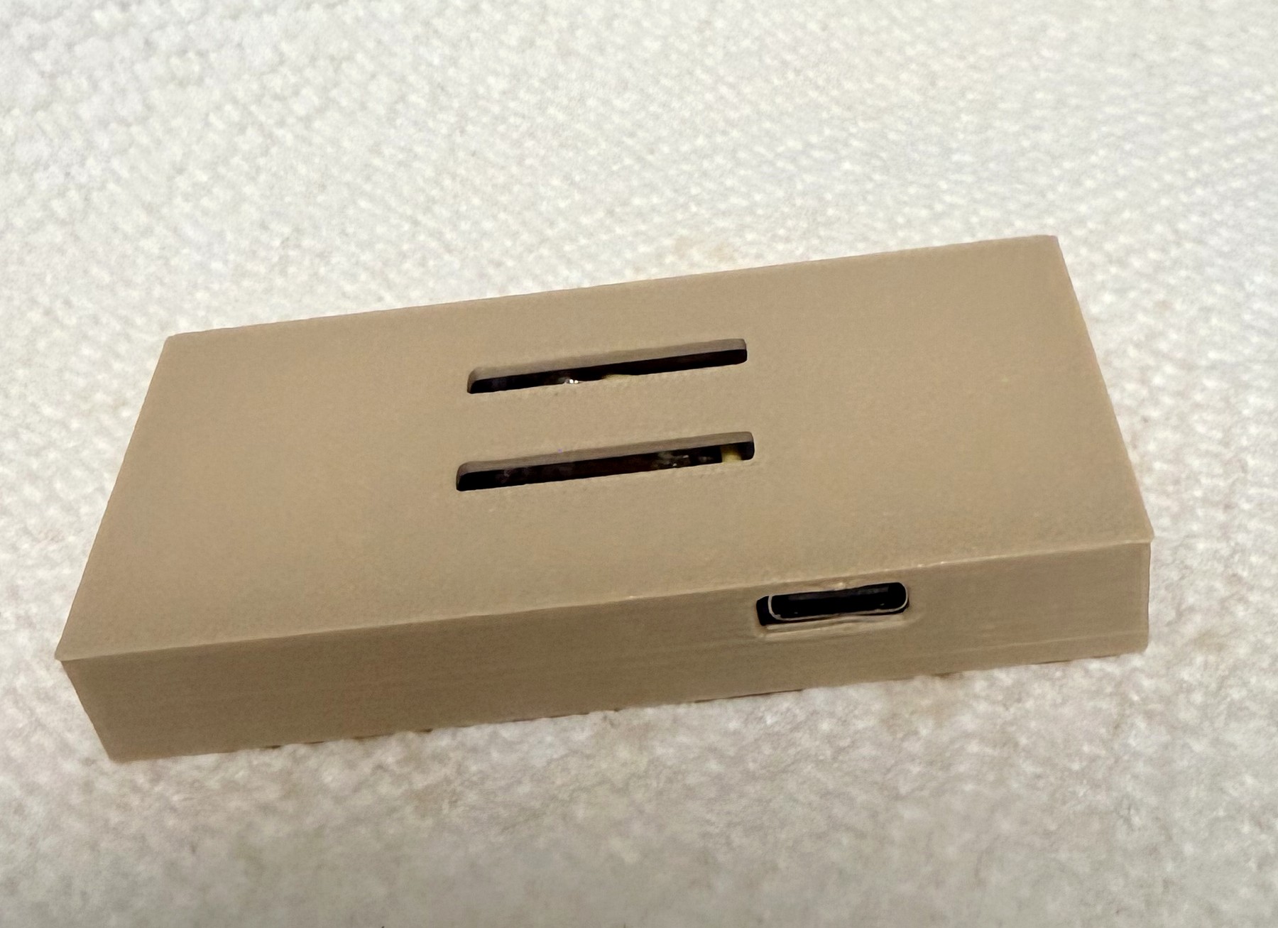 El Mule y el Miner terminados en una carcasa impresa en 3D como dios manda, con el USB-C al frente y ranuras de estado arriba